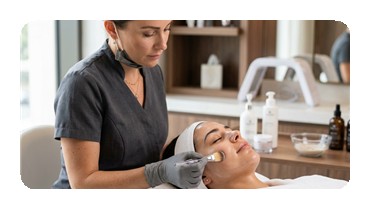 Снимка на жена с предпазна маска по време на козметична процедура за лице