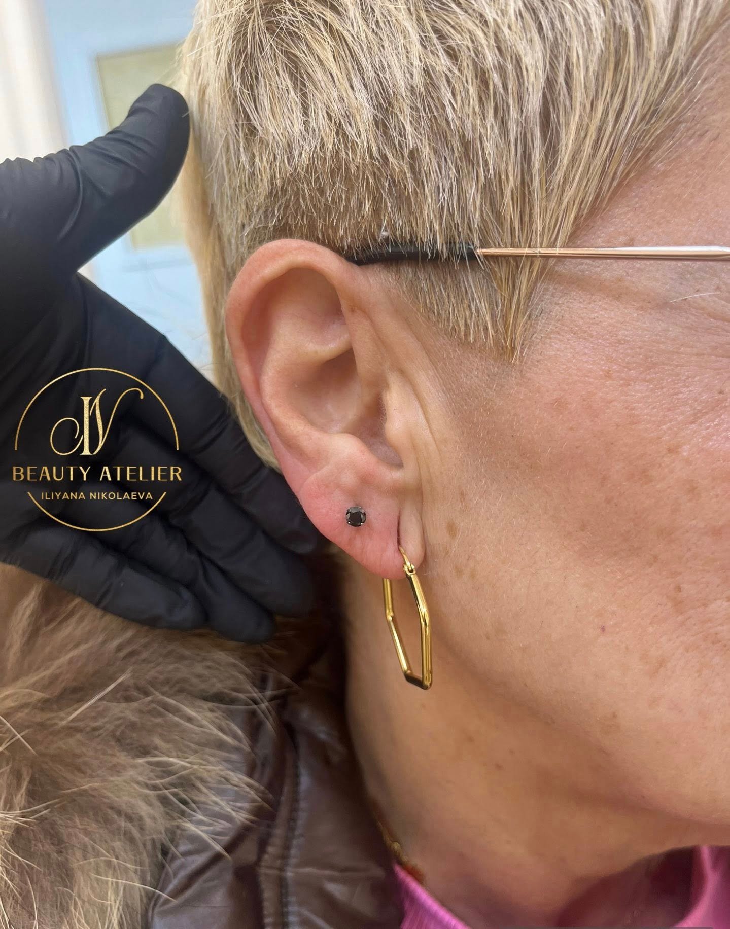 Стилен пиърсинг на ухо с обеци – Beauty Atelier IN